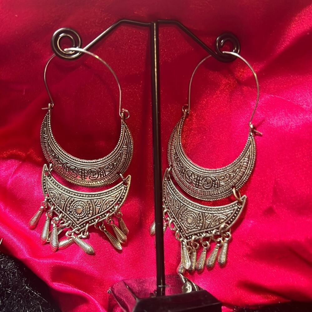 NEW‎ Beautiful 3” Silvertone Gypsy Boho Pcd Earrings.  Alloy Metal Nickel Free